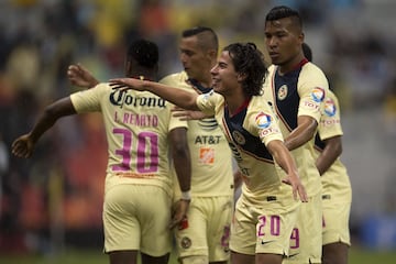 América aprovechó la derrota de Cruz Azul para tomar la cima del fútbol mexicano con un contundente triunfo sobre Xolos en el estadio Azteca. Diego Lainez fue parte de la goleada con una anotación para continuar el romance con la afición azulcrema. 