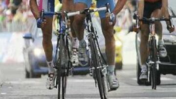 <b>REPITE SCHUMACHER.</b> El corredor alemán Stefan Schumacher (Gerolsteiner) se impuso hoy en la decimoctava etapa del Giro de Italia, disputada entre Sillian y Gemona del Friuli sobre 210 kilómetros, tras batir al italiano Marzio Bruseghin (Lampre) y al español Iván Gutiérrez (Illes Balears), segundo y tercero respectivamente.