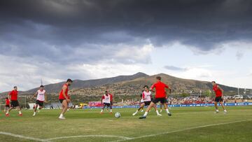 Rondo del Atl&eacute;tico con Joao Felix, Costa, Herrera, Sa&uacute;l o Koke, en el que SImeone estuvo muy cerca del portugu&eacute;s en todo momento.