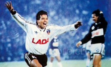 Cuando partió en Magallanes, 'Lucho' era delantero o volante ofensivo. Después, en la UC llegó a jugar también de lateral izquierdo, cosa que ocasionalmente también realizó en Colo Colo. Con los albos, ganó la Copa Libertadores, pero en el rol de atacante. 