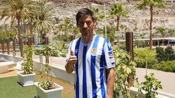 David Silva posa con la camiseta de la Real Sociedad un d&iacute;a despu&eacute;s de anunciar su fichaje
 REAL SOCIEDAD
 18/08/2020