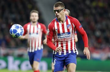Debut¨® el curso pasado en Sant Andreu, con 19 a?os, y acab¨® jugando 14 partidos entre Copa, Liga y Champions, normalmente como central, pero a veces como lateral izquierdo. Para foguearse, esta temporada est¨¢ cedido en el Depor, en Segunda, donde lleva 23 encuentros, m¨¢s uno con la Sub-21.