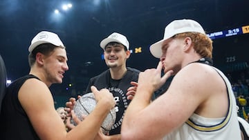 Will Tschetter, Aday Mara y Oscar Goodman, de Michigan Wolverines, celebran el título del torneo 'Players Era Championship'.