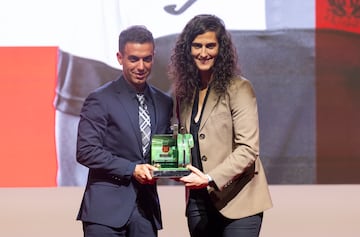 Borja Jiménez recibe en manos de Montse Tomé, seleccionadora femenina, el premio Ramón Cobo al mejor entrenador de Segunda la temporada pasada. 