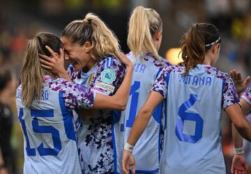 Las futbolistas españolas celebran el gol anotado por Eva Navarro.