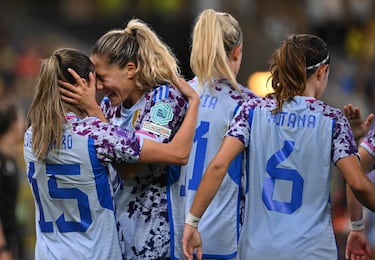 Las futbolistas españolas celebran el gol anotado por Eva Navarro.