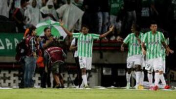 Atlético Nacional ganó con un gol de Luis Carlos Ruiz bajo una intensa lluvia.