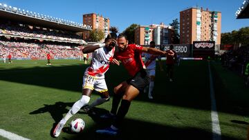 Pathé Ciss disputa un balón con Muriqi.