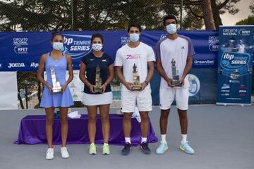 Los ganadores, María José Luque y Alejandro Moro, junto a los finalistas Carmen Gallardo y Digvijay Pratap Singh.