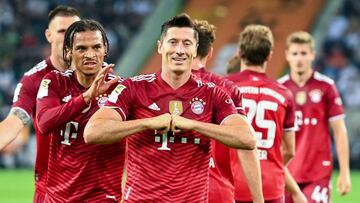 13 August 2021, North Rhine-Westphalia, M&ouml;nchengladbach: Football: Bundesliga, Borussia M&ouml;nchengladbach - Bayern Munich, Matchday 1, Stadium im Borussia-Park. Munich&#039;s Robert Lewandowski celebrates his goal with Munich&#039;s Leroy San&eacu