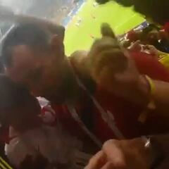 Colombianos consuelan a niño polaco por la eliminación del Mundial