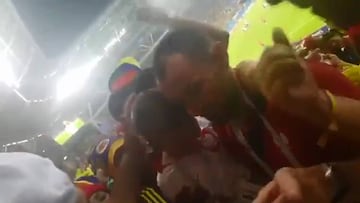 Colombianos consuelan a niño polaco por la eliminación del Mundial