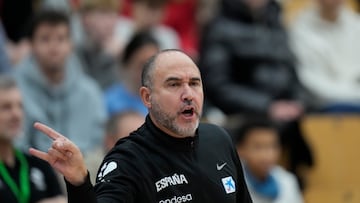 Farum (Denmark), 27/11/2025.- Spanish head coach Jesus Mateo reacts during the FIBA World Cup Qualification Group A match between Denmark and Spain in Farum Arena in Farum, Denmark, 27 November 2025. (Baloncesto, Dinamarca, España) EFE/EPA/Sebastian Elias Uth DENMARK OUT