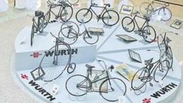 Una de las salas del Museo Ciclista que la firma alemana Würth tiene en Seseña (Toledo). Una preciosa colección
de bicicletas, maillots, fotos... que pertenecieron a grandes campeones, especialmente a Bahamontes.
