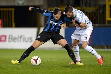 El gran clásico del Club Brujas es el “Derby de Brujas” frente al Cercle Brugge, con quien comparte el Estadio Jan Breydel, lo que añade una dimensión especial a la rivalidad: ambos clubes disputan sus partidos en el mismo terreno, aunque con historias y ambiciones muy distintas. Además, el Brujas mantiene duelos intensos con otros grandes del fútbol belga como el Anderlecht y el Gent, habituales competidores por los títulos nacionales.
