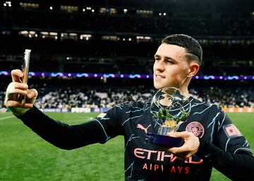 Phil Foden se realiza un selfie con el trofeo que le otorgó ser el mejor jugador del encuentro.