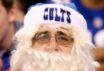 Este Santa Claus de los Colts ha cambiado su tradicional "HO HO HO" por un "OH NO, OH NO". Mirad que ojos m¨¢s tristes...