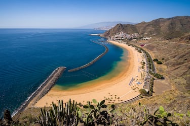 Es la playa más turística y conocida de Santa Cruz de Tenerife ya que se encuentra a tan solo 7 kilómetros del centro de la ciudad. Se trata de un arenal ideal para pasar una jornada de playa con los más pequeños ya que está protegida de oleaje y de las corrientes gracias a una escollera. Cuenta con varios restaurantes y más de 1,5 kilómetros de paseo. 