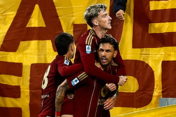ROME (Italy), 18/05/2025.- Roma?s Leandro Paredes celebrates with his teammates after scoring the 2-1 goal during the Italian Serie A soccer match between AS Roma and AC Milan, in Rome, Italy, 18 May 2025. (Italia, Roma) EFE/EPA/ANGELO CARCONI