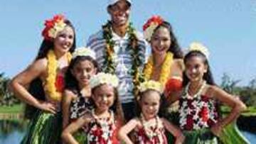 Tiger Woods, tras recibir su trofeo.