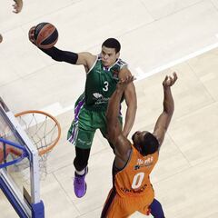 El Valencia gana al Unicaja tras remontar 17 puntos en Málaga