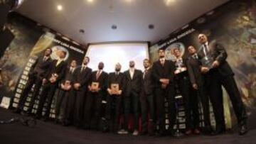 Los premiados y jugadores de los equipos que estarán en los playoffs de la Liga Endesa.