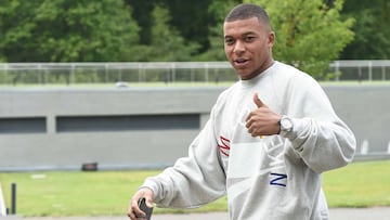 Kylian Mbapp&eacute; a su llegada a Clairefontaine, centro de concentraci&oacute;n de la selecci&oacute;n francesa. 