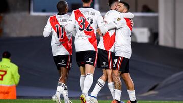 BUENOS AIRES, ARGENTINA - MAY 25: Elias Gomez (R) of River Plate celebrates with teammates after scoring the seventh goal of his team during the Copa CONMEBOL Libertadores 2022 match between River Plate and Alianza Lima at Estadio Monumental Antonio Vespucio Liberti on May 25, 2022 in Buenos Aires, Argentina. (Photo by Marcelo Endelli/Getty Images)