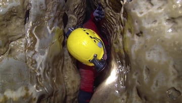 Espeleolog&iacute;a. Keith Edwards intenta atravesar The Vice, un extremadamente estrecho tramo de Ogof y Daren Cilau.