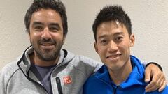 Kei Nishikori posa junto a su entrenador Dante Bottini.