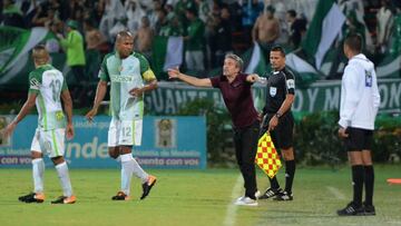 Juan Manuel Lillo dando instrucciones a Alexis Henr&iacute;quez y Macnelly Torres en el juego ante Huila por la Liga &Aacute;guila II-2017