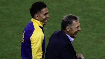 Argentina's Boca Juniors team coach Miguel Angel Russo (R) and forward Carlos Tevez leave the field at end of an Argentina First Division 2020 football match against Lanus at the Nestor Diaz Perez stadium, in Lanus, Buenos Aires province, Argentina, on October 31, 2020, amid teh new coronavirus pandemic. (Photo by ALEJANDRO PAGNI / POOL ARGRA / AFP)
