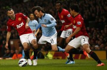 David Silva controla el bal&oacute;n ante tres jugadores del United.