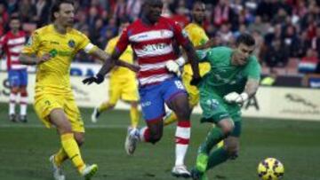 Alexis, Jhon C&oacute;rdoba y el portero Guaita, en una imagen del Granada- Getafe.