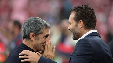 BILBAO, 28/08/2024.- El entrenador del Athletic, Ernesto Valverde (i), saluda al entrenador del Valencia, Rubén Baraja, en el partido de LaLiga entre el Athletic de Bilbao y el Valencia, este miércoles en el estadio de San Mamés. EFE/ Luis Tejido
