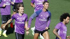 Modric, junto a Cristiano en el entrenamiento de este martes.