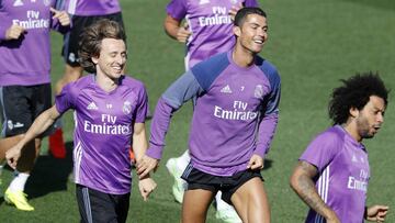 Modric, junto a Cristiano en el entrenamiento de este martes.