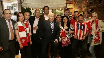 Siempre se mostró muy cercano con las peñas, visitando sus sedes por España como vicepresidente del área social del club, representado a la institución ante los aficionados y recibiendo grandes muestras de cariño. En la foto, una comida con las peñas en 2007.

