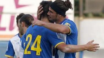 <b>ÉSTE NUNCA FALLA. </b>Osvaldo fue felicitado por sus compañeros después de conseguir anotar.