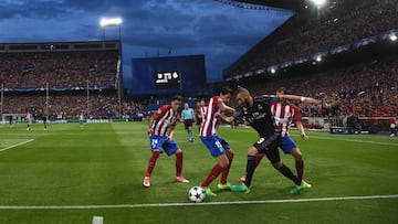 Benzema se deshace de Savic, Godín y Giménez.