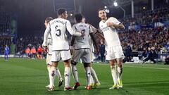 Los jugadores del Real Madrid celebran el segundo gol de Joselu al Getafe.