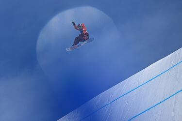 La canadiense Laurie Blouin compite en la primera manga de la final femenina de snowboard slopestyle.