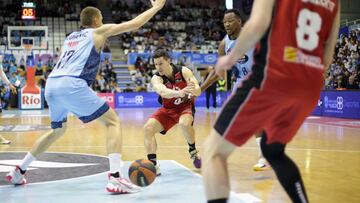 Rodrigo San Miguel, base del Casademont Zaragoza, realiza un pase ante la defensa del Breogán a su compañero Dino Radoncic.