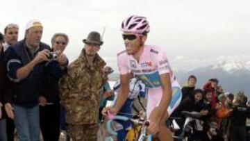 <b>DUREZA. </b>Alberto Contador realizó un gran papel durante la cronoescalada de ayer, que tuvo tramos de tierra y en la que se subieron rampas de hasta el 24% de desnivel.