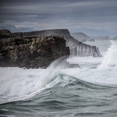 Así es una sesión de surf en La Vaca, la ola gigante que rompe en Santander