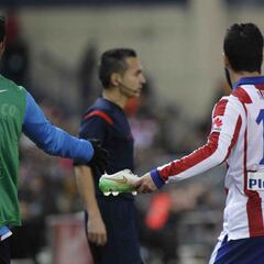 El día que Arda Turan le tiró una bota al linier del Atlético-Barça