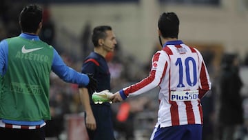 El momento en el que Arda va a lanzar la bota al linier del Atl&eacute;tico-Bar&ccedil;a en la Copa de la 2014-15.