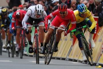 La tensión en un sprint de la París-Niza entre Bouhanni y Michael Matthews  que casi parecen más interesados en frenar al rival que no cabría ni un alfiler entre sus hombros. 