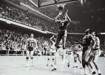 Un equipo inequívocamente histórico que tuvo una mala suerte supina: coincidir generacionalmente con los Celtics de Bill Russell, la mayor dinastía de la historia por títulos (11 en 13 años, 8 de ellos consecutivos). Elgin Baylor perdió las 8 Finales que disputó en su carrera, todas ellas contra los Celtics. Jerry West disputó 9 y ganó una, por fin, en 1972, un año en el que Baylor se lesionó y se quedó sin anillo (por mucho que los Lakers se lo dieran a final de curso, la NBA no le reconoce como ganador). La tortura ante los verdes fue una constante y West no volvió a vestir prendas verdes ni a visitar el Boston Garden excepto como entrenador en su breve etapa en los banquillos (1977-79), un periodo en el que ejerció un papel correcto y academicista, pero con desmayo al prestar un servicio a la entidad y que realmente nunca quiso hacer. De esas Finales, la más dolorosa fue la de 1969, en la que habían fichado a Wilt Chamberlain. En el séptimo partido, Jack Kent Cooke, el propietario de la franquicia previo a Jerry Buss, tenía los globos preparados en el Forum convencido de la victoria. Este hecho enfureció a West y motivó a los Celtics, que ganaron de 2 puntos y en campo rival. West (42 puntos, 13 rebotes y 12 asistencias) intentó la remontada en el último cuarto y fue elegido MVP de las Finales, el primero y el único que lo ha conseguido pese a la derrota. La más dolorosa de su carrera, seguro. 