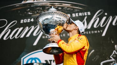 USA7029. LEBANON (ESTADOS UNIDOS), 15/09/2024.- Fotografía cedida por IndyCar del piloto español Álex Palou besando la copa del Gran Prix de Big Machine Music City en el autódromo de Nashville este domingo, en Lebanon (Estados Unidos). Palou se ha proclamado este domingo campeón, por tercera ocasión, de la IndyCar, reeditando título en esta edición de 2024. Ha sido el piloto más regular, y pese a la cantidad de óvalos que había en el calendario, ha sabido disimular con éxito esta carencia. EFE/ Chris Owens/ IndyCar /SOLO USO EDITORIAL/SOLO DISPONIBLE PARA ILUSTRAR LA NOTICIA QUE ACOMPAÑA (CRÉDITO OBLIGATORIO)?NO VENTAS